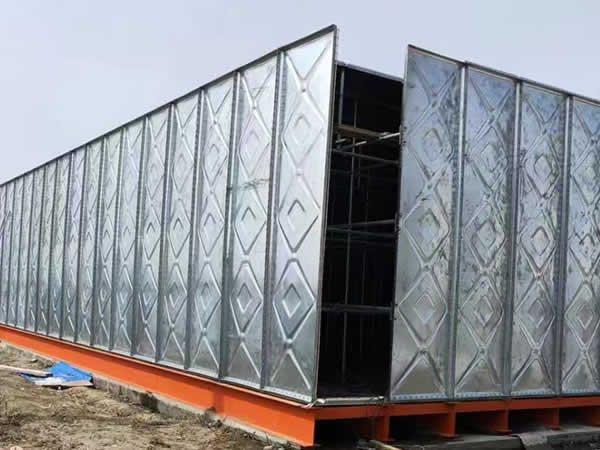 双向弧肋型超刚度大模块抗浮水箱组装中